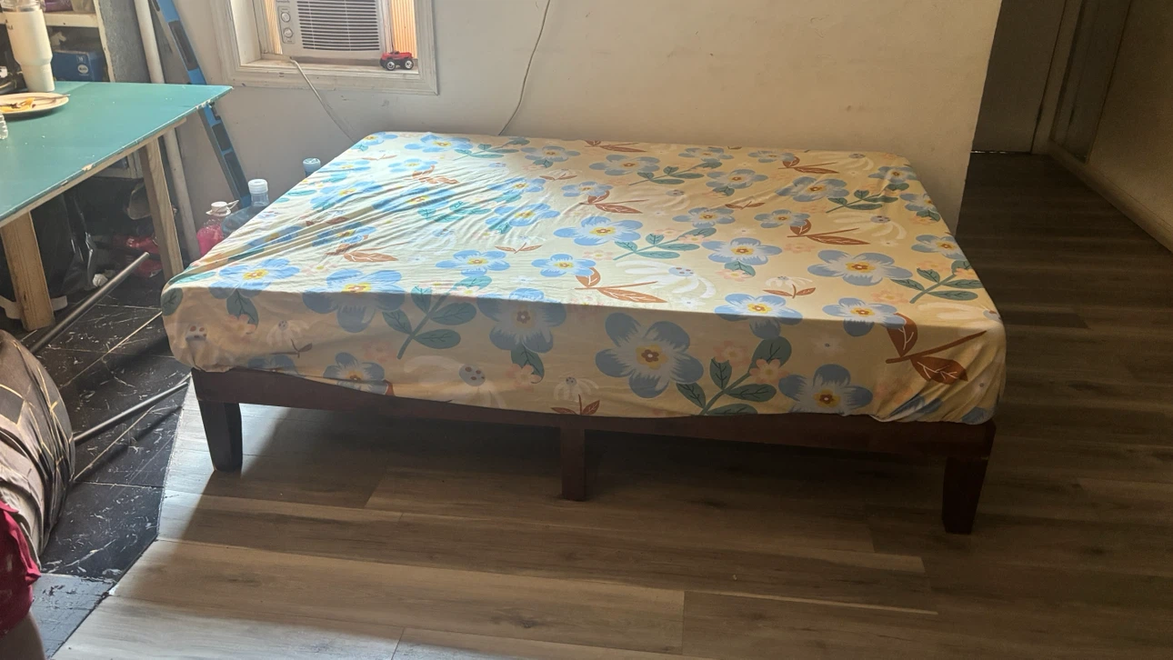 Queen Size Bed Frame with Floral Sheet - photo 3