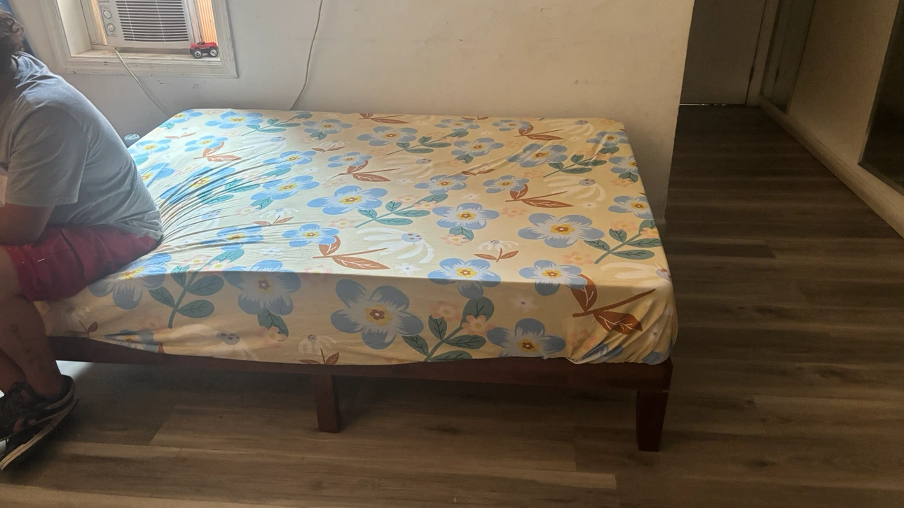 Queen Size Bed Frame with Floral Sheet - photo 4