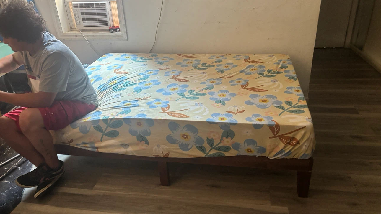 Queen Size Bed Frame with Floral Sheet - photo 5