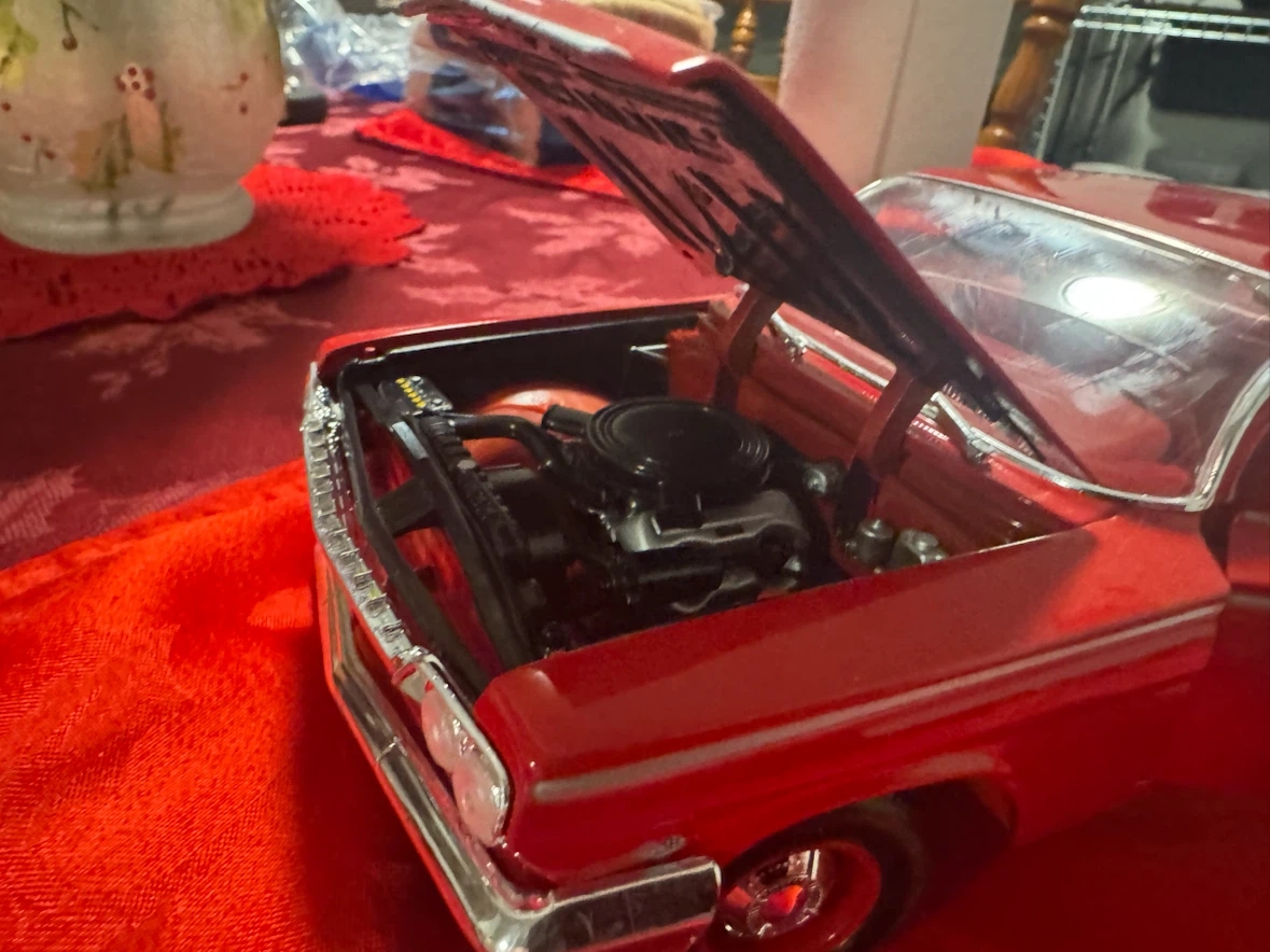 2 Diecast 1962 Chevy Bel-aires. Both 1/18th - photo 2