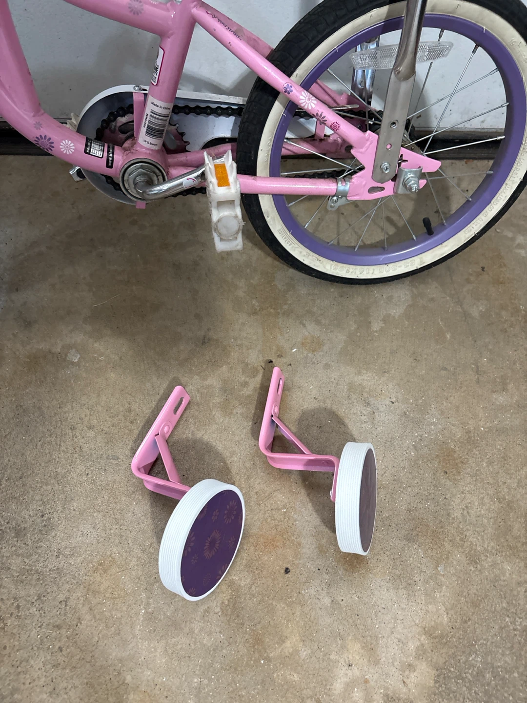 Schwinn Girls Pink Bicycle with Training Wheels - photo 2