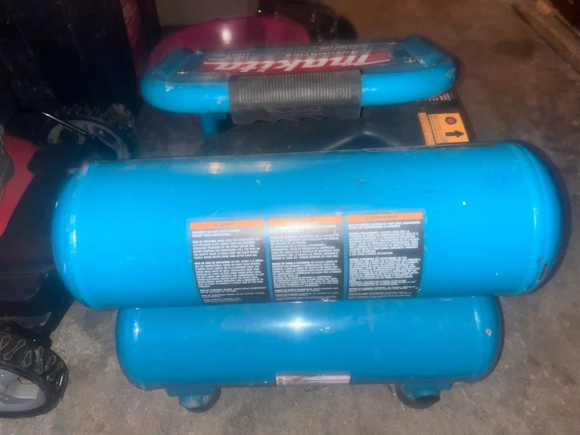 Makita MAC2400 2.5 HP 4.2 Gallon Air Compressor - photo 2