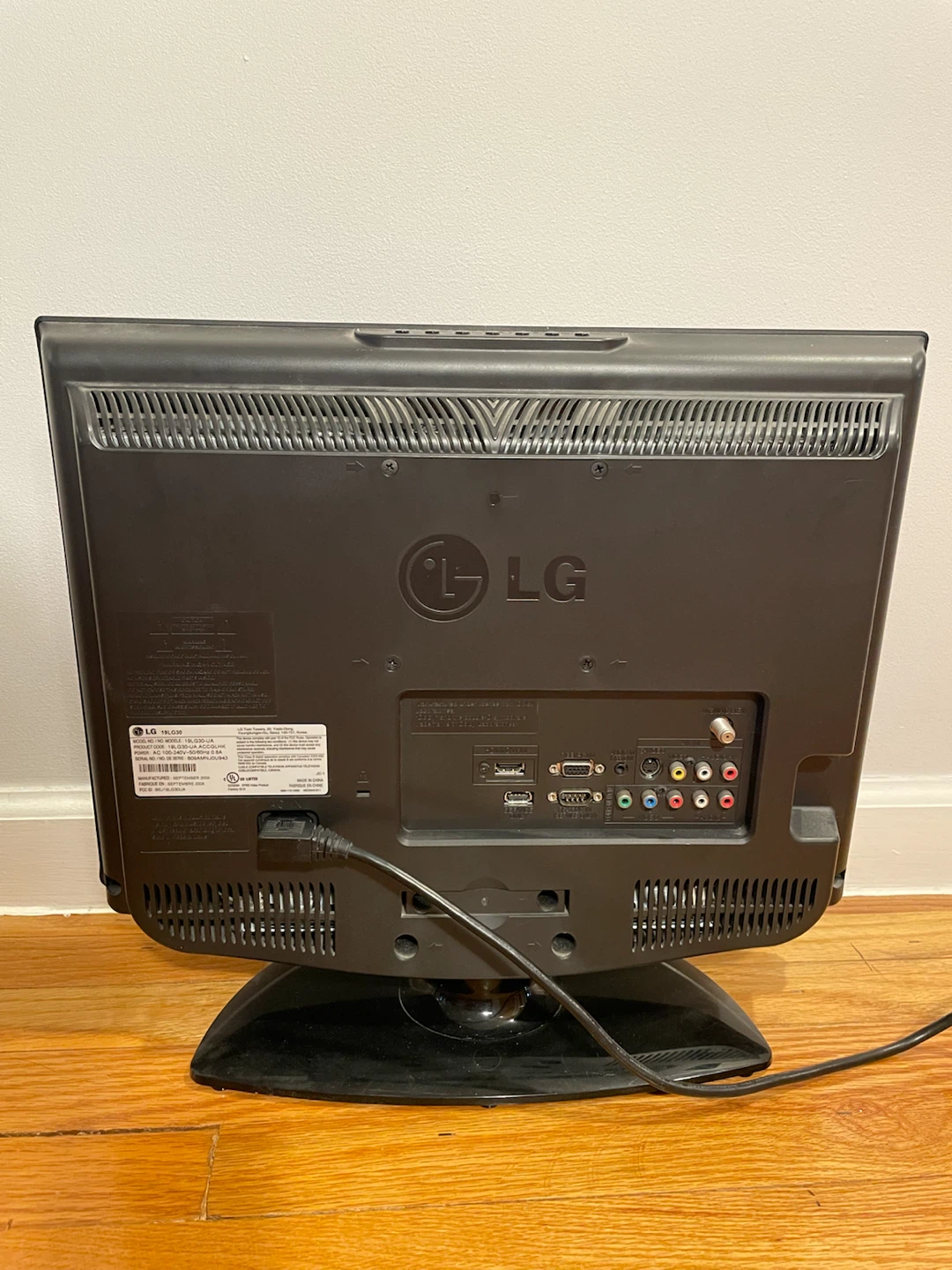 LG 19" Flat Screen TV - photo 2