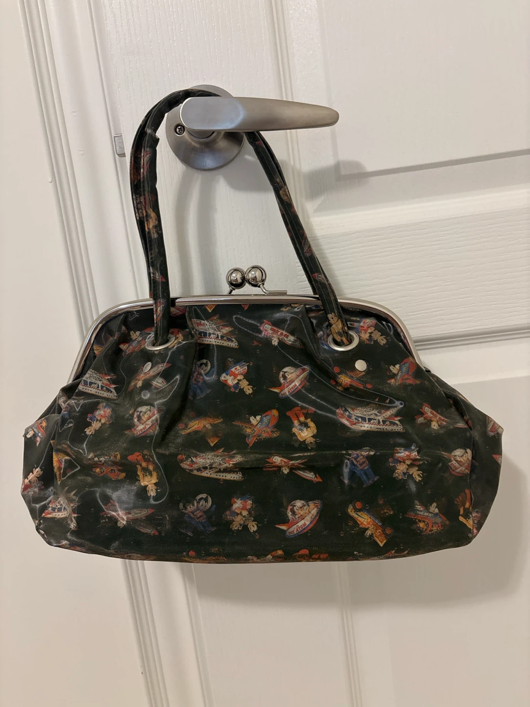 Unique Vintage-style Kiss Lock Handbag