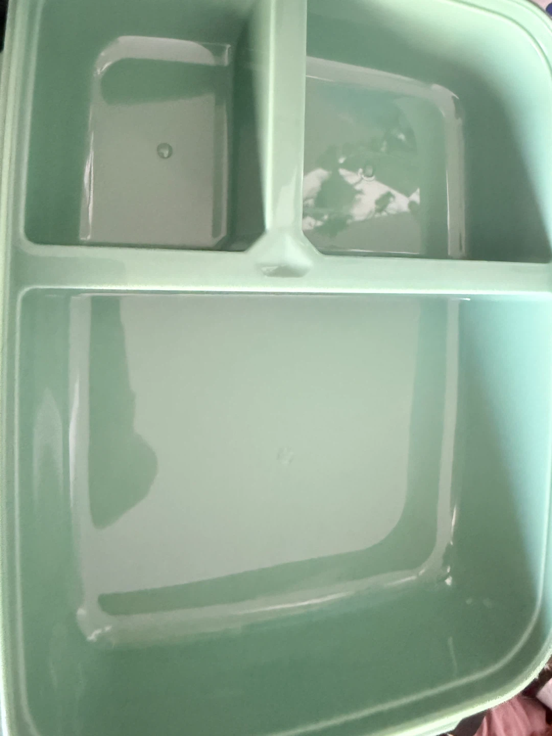 Selling a set of 2 New lunch boxes