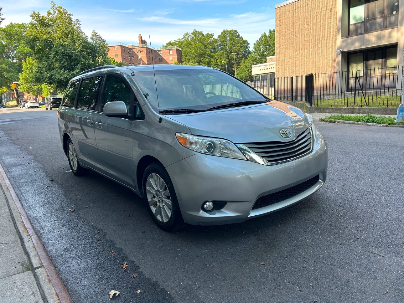 2014 Toyota Sienna XLE 4D - photo 2