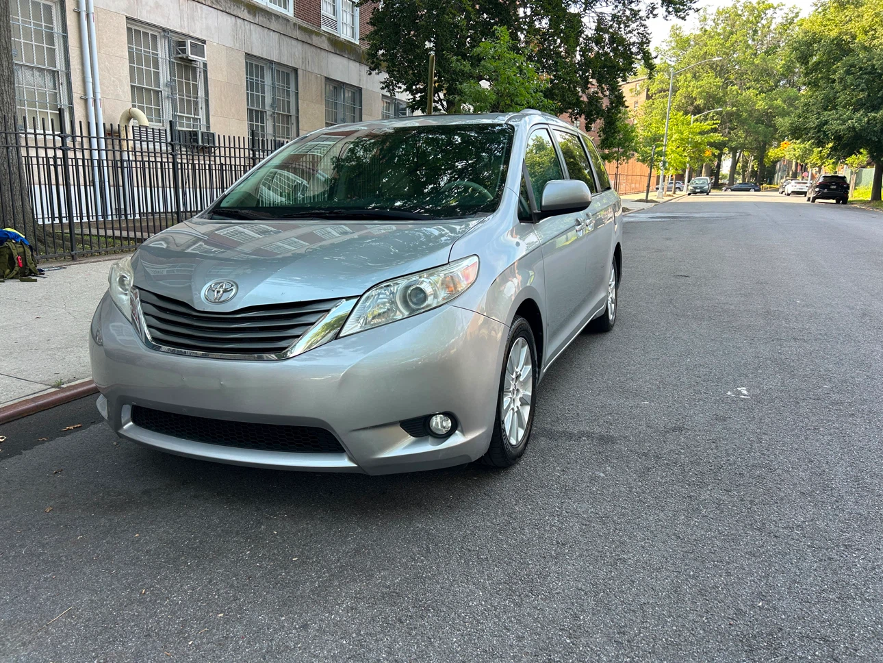 2014 Toyota Sienna XLE 4D - photo 3