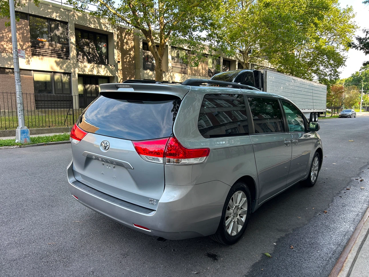 2014 Toyota Sienna XLE 4D - photo 4