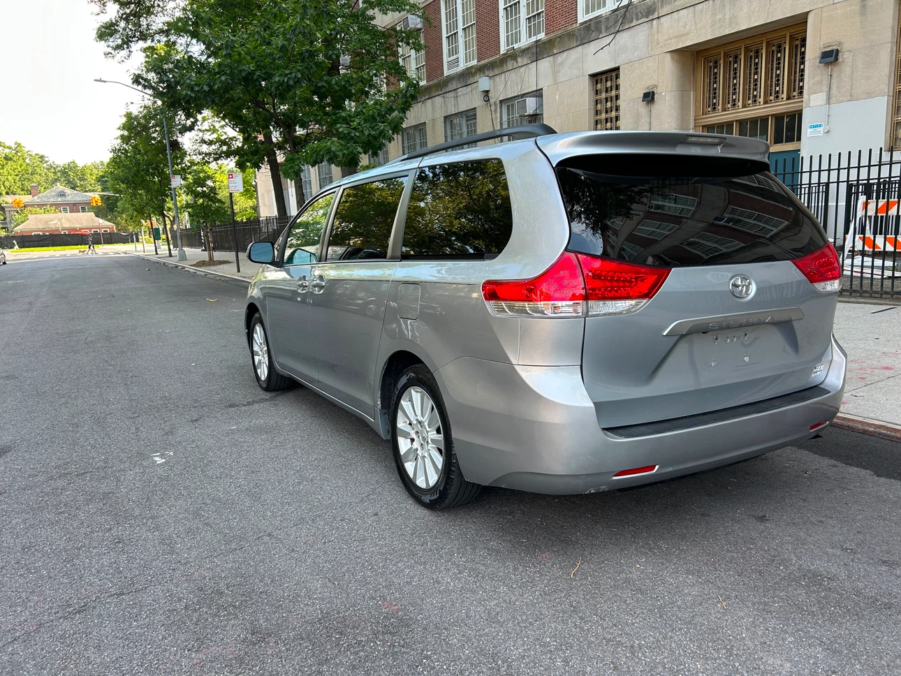 2014 Toyota Sienna XLE 4D - photo 5