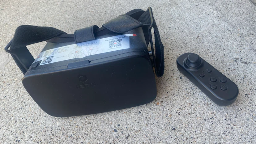 Black VR Headset with Controller for smart phone