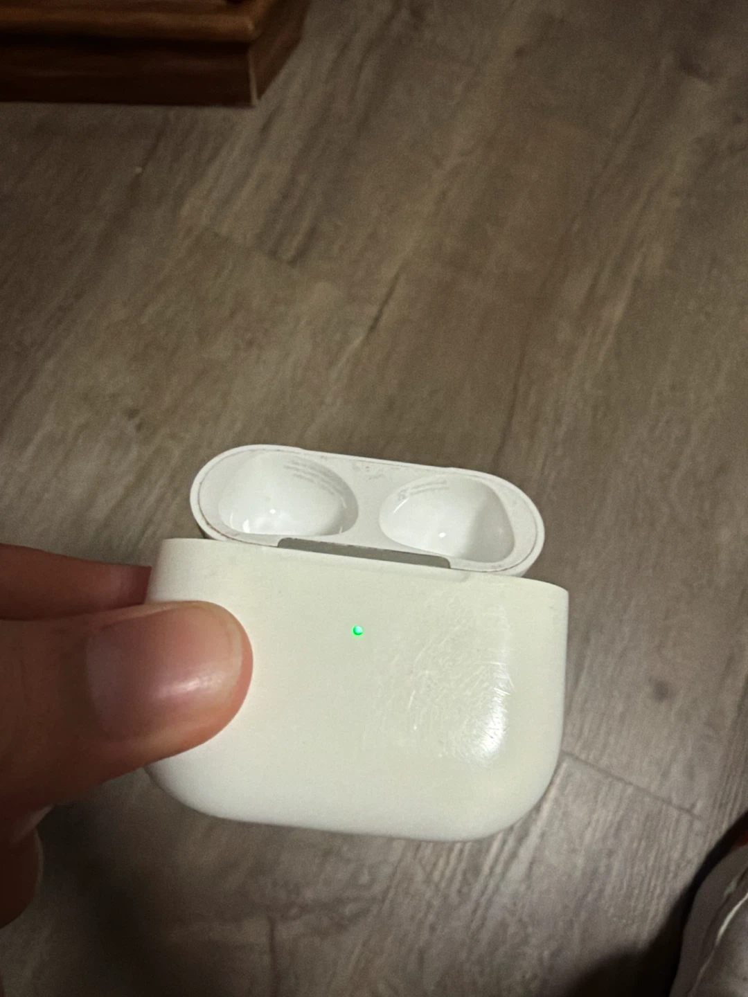 Apple AirPods Pro Charging Case - photo 2