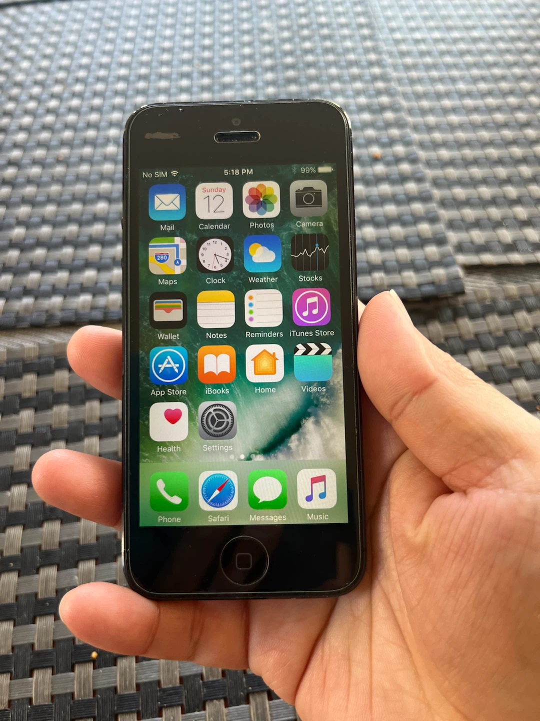iPhone 5 Unlocked 32 GB w/ case and screen protector