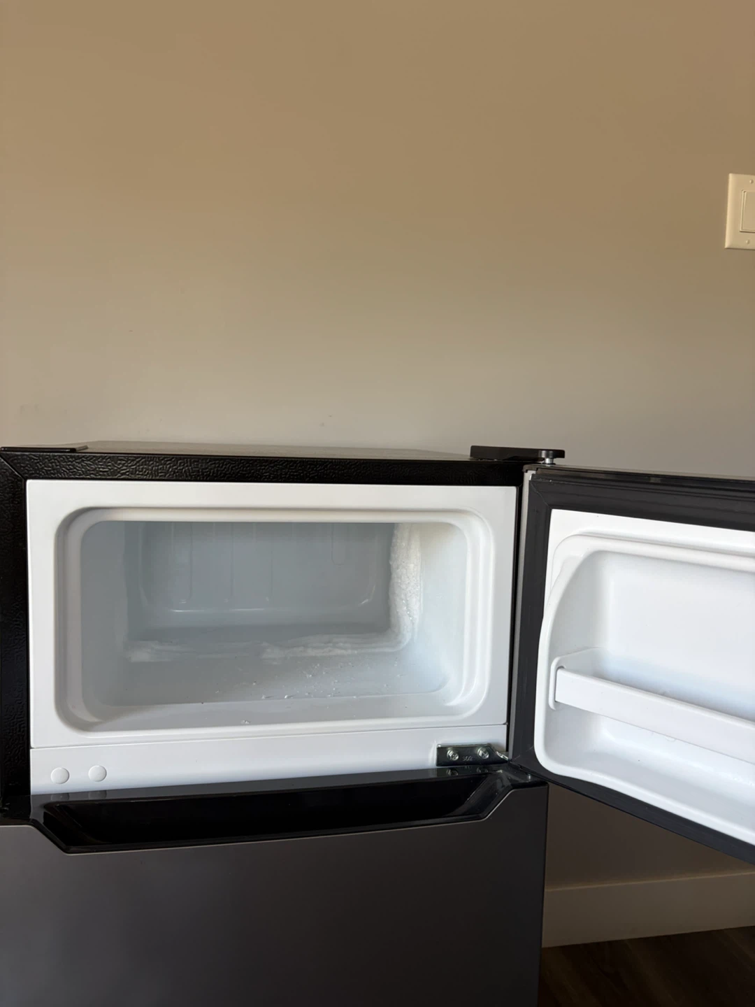 Hisense Mini Fridge - photo 3