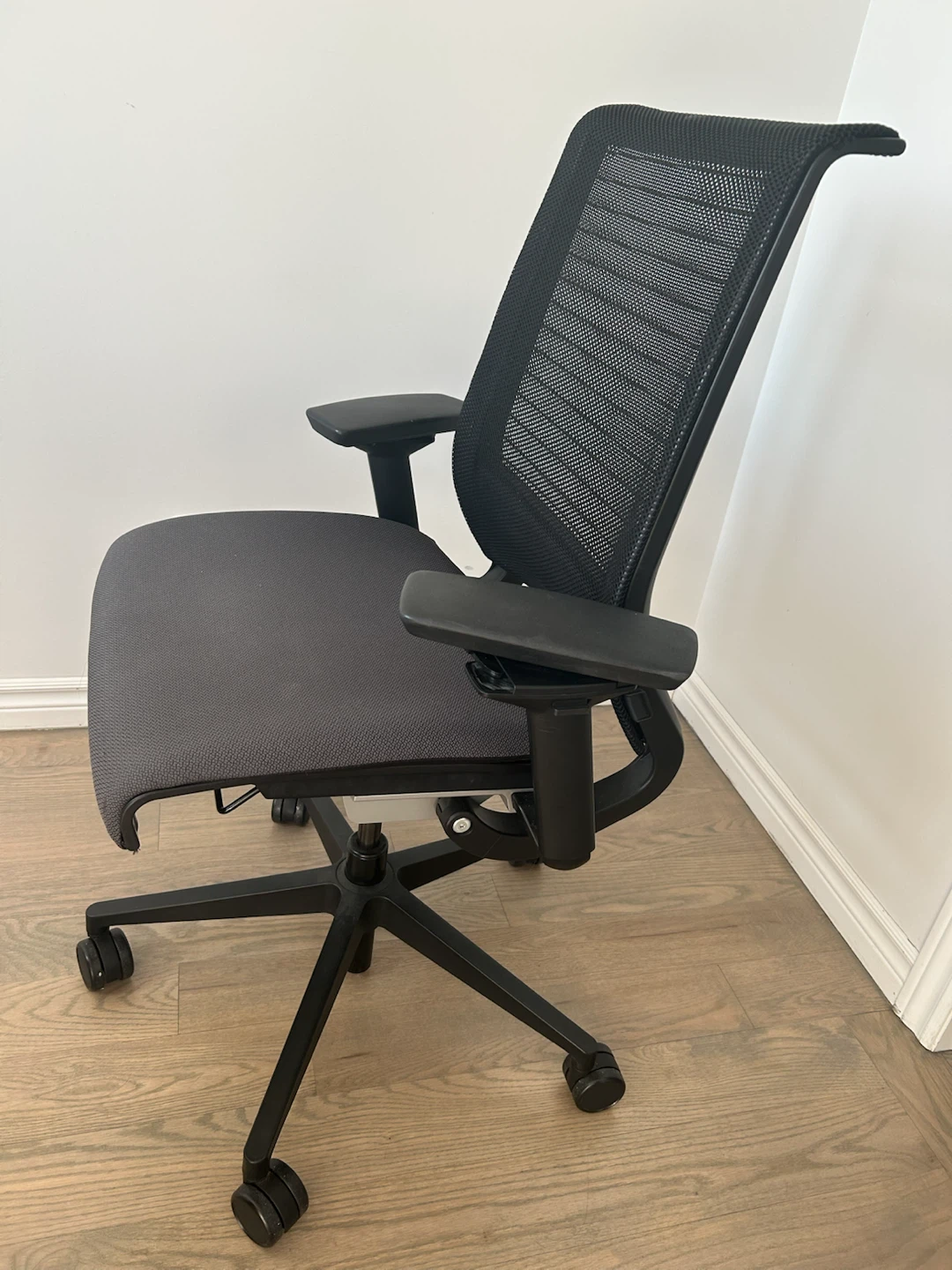 Ergonomic Mesh Office Chair - photo 2