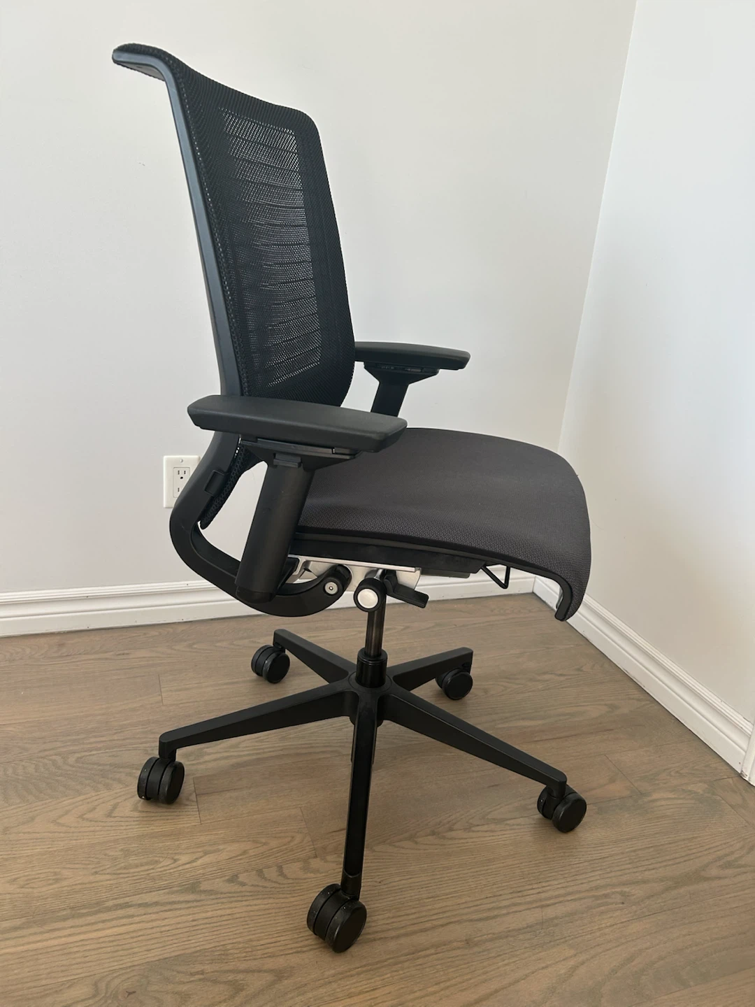 Ergonomic Mesh Office Chair - photo 3