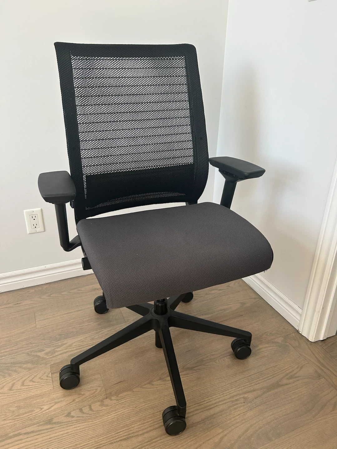 Ergonomic Mesh Office Chair - photo 4