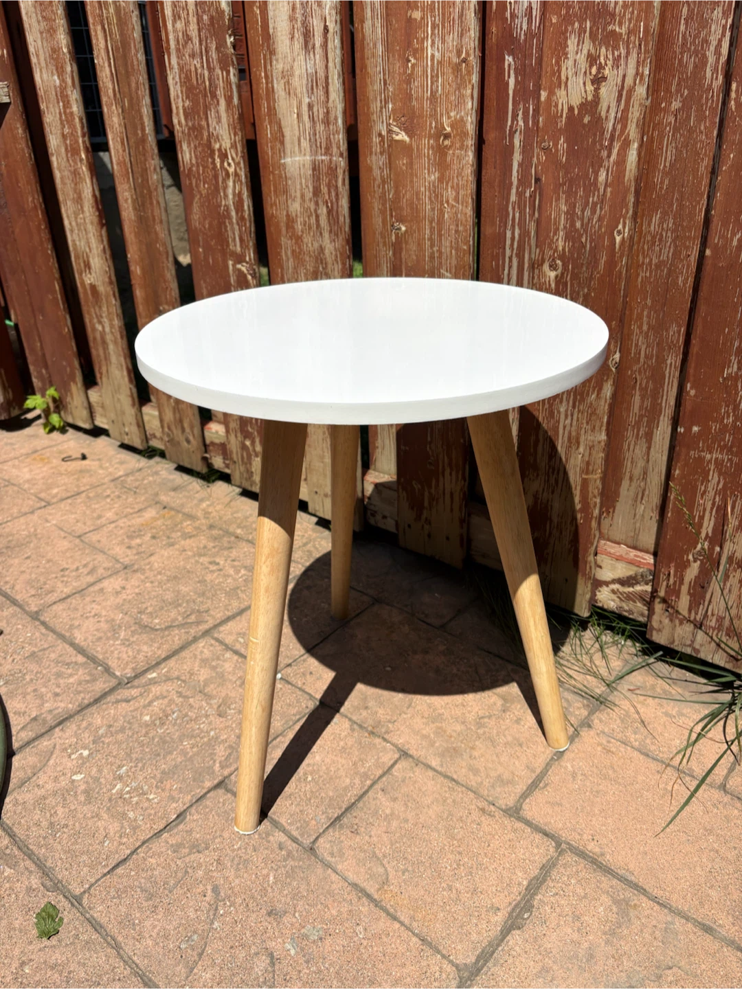 White Round Side Table with Wooden Legs - photo 2