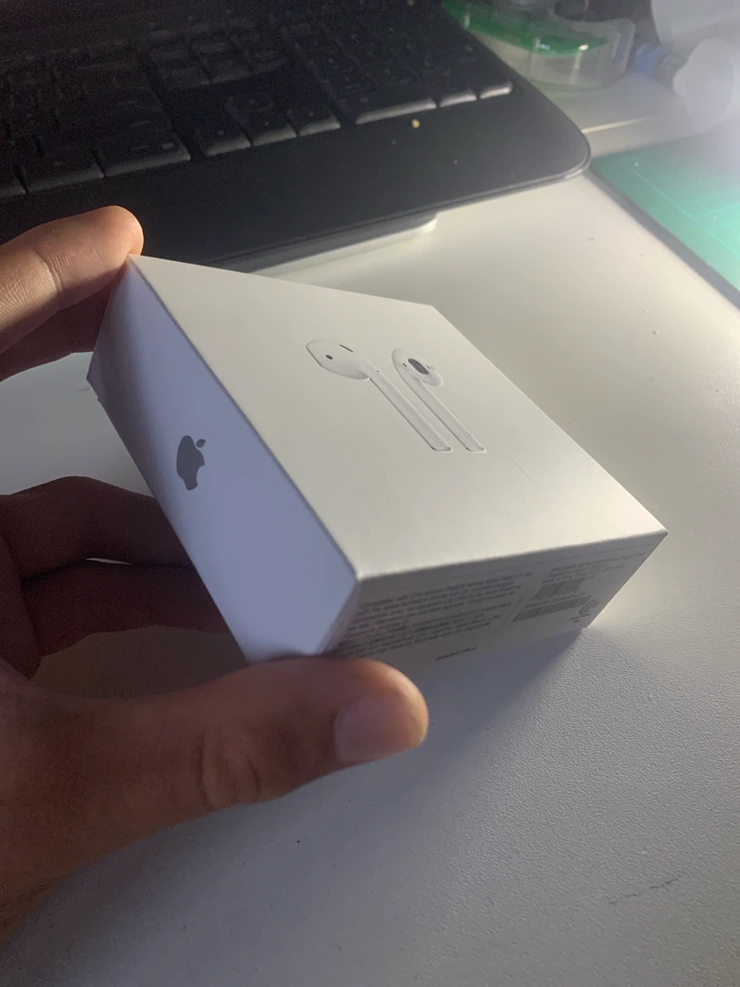 Apple AirPods (2nd Gen) with Charging Case - photo 2
