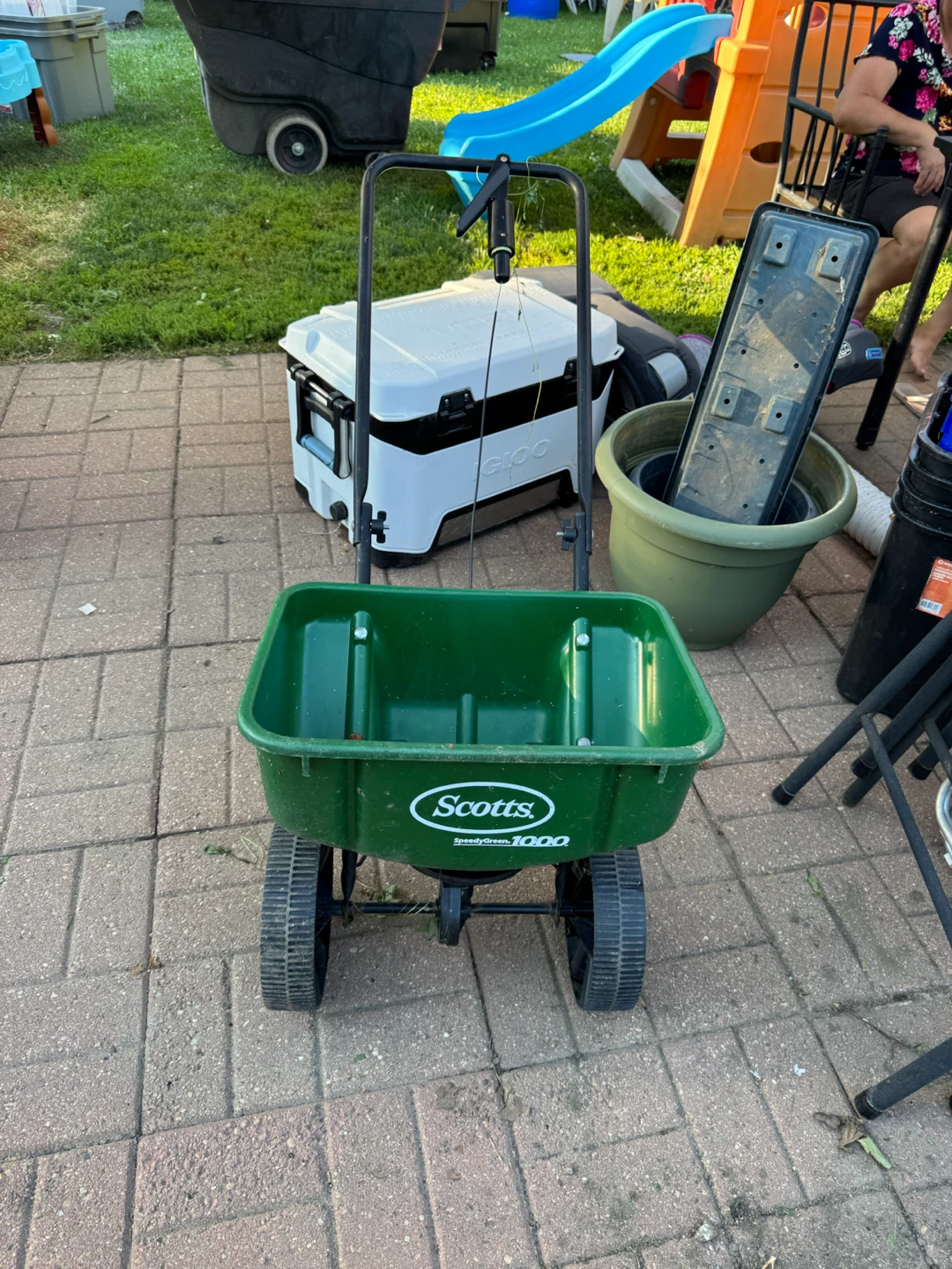 Scotts SpeedyGreen 1000 Broadcast Spreader