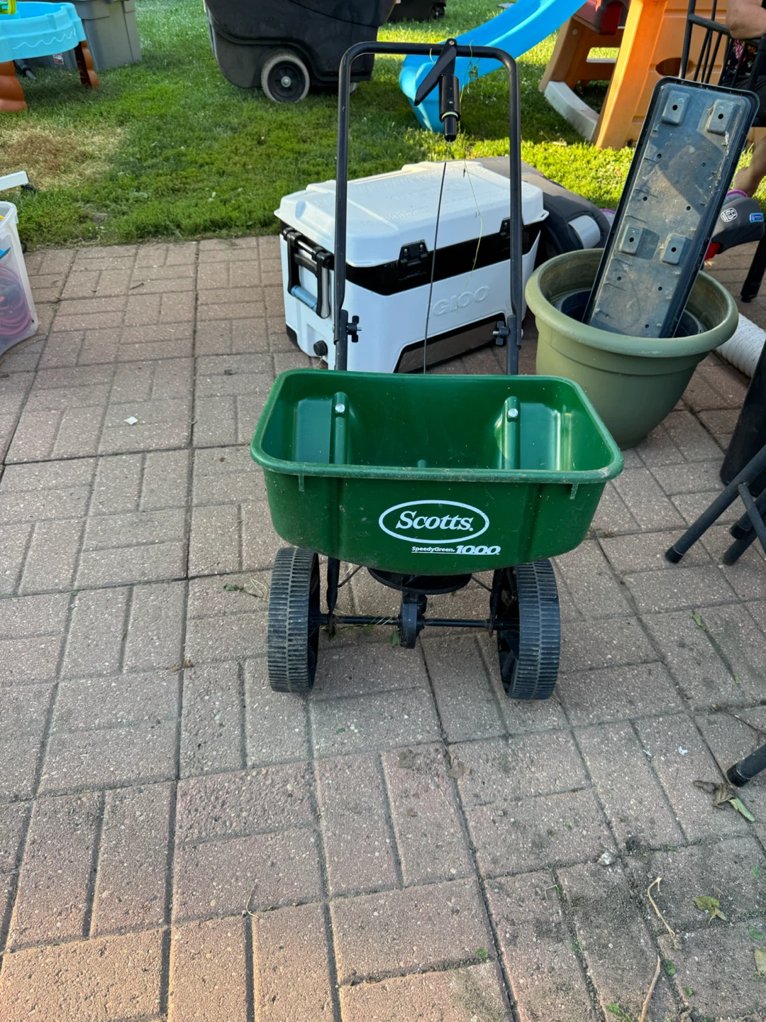 Scotts SpeedyGreen 1000 Broadcast Spreader - photo 2