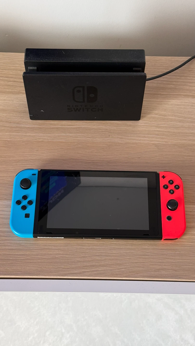 Nintendo Switch Console V1 Bundle – Excellent Condition - photo 2