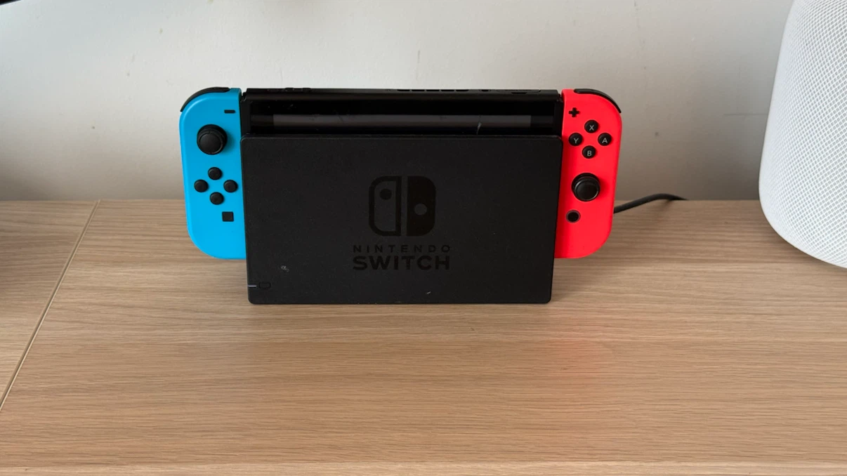 Nintendo Switch Console V1 Bundle – Excellent Condition - photo 3