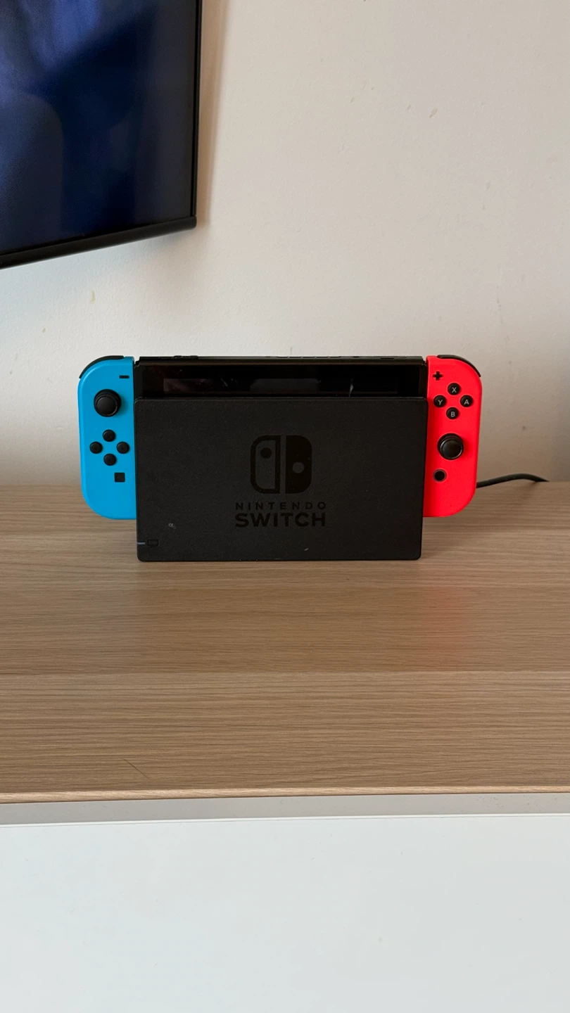 Nintendo Switch Console V1 Bundle – Excellent Condition - photo 4