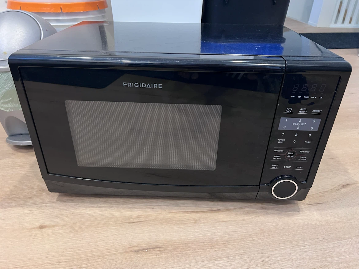 Frigidaire Microwave - photo 2
