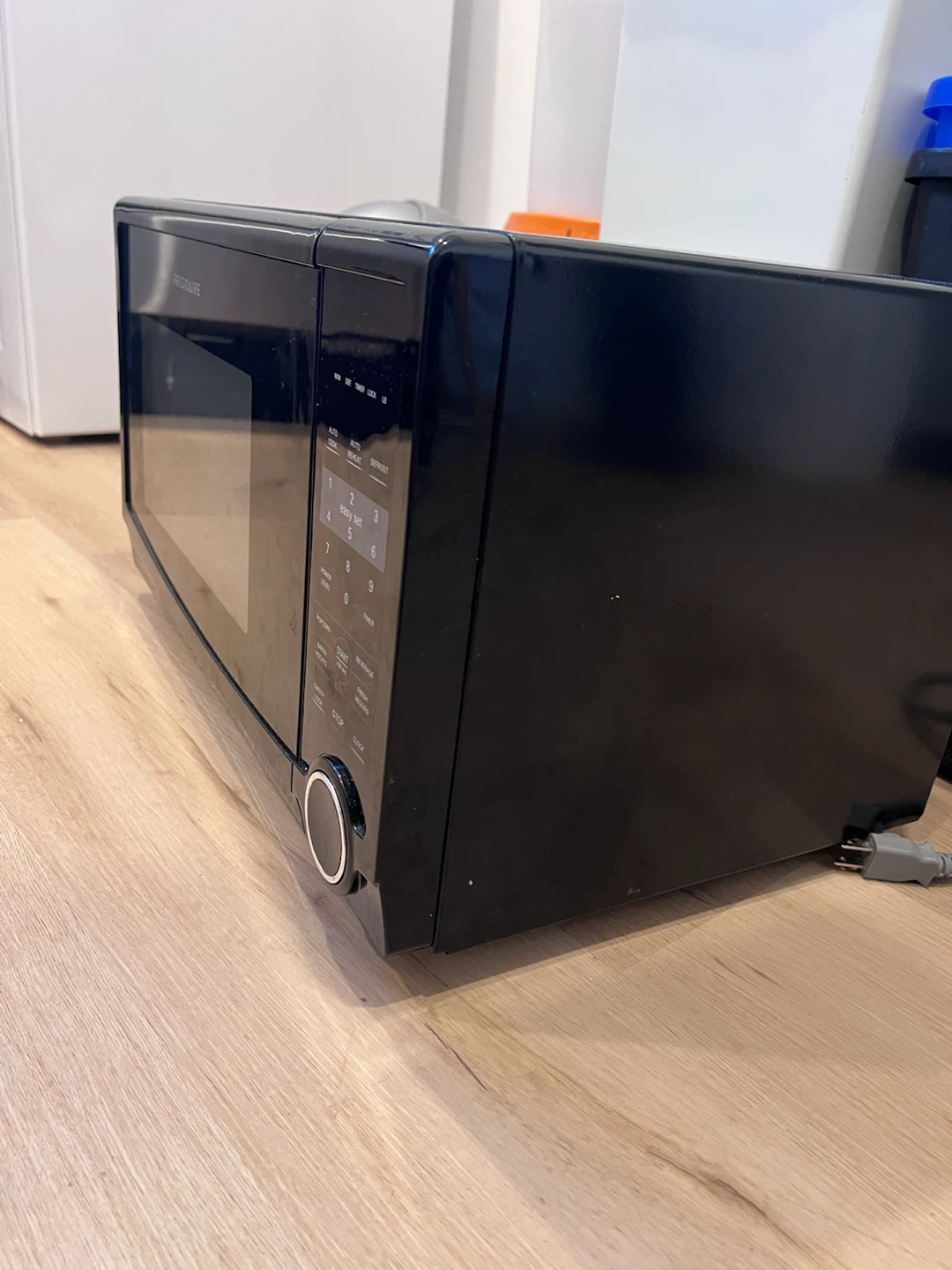 Frigidaire Microwave - photo 3