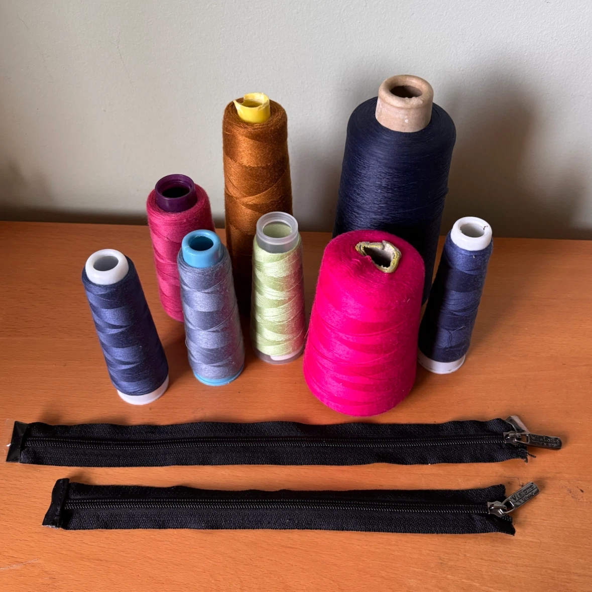 Thread Spools and Zippers Sewing Kit - photo 2