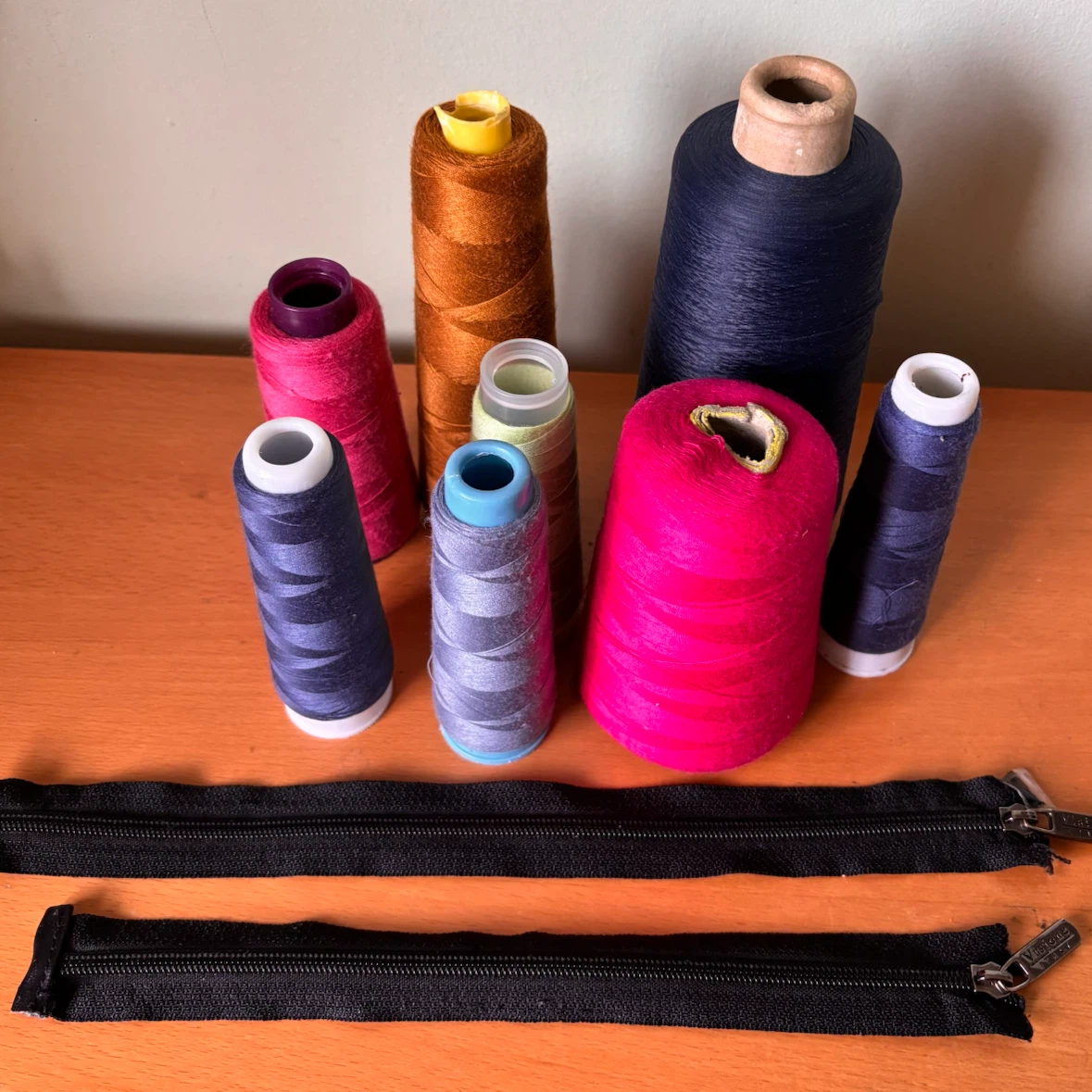 Thread Spools and Zippers Sewing Kit - photo 3