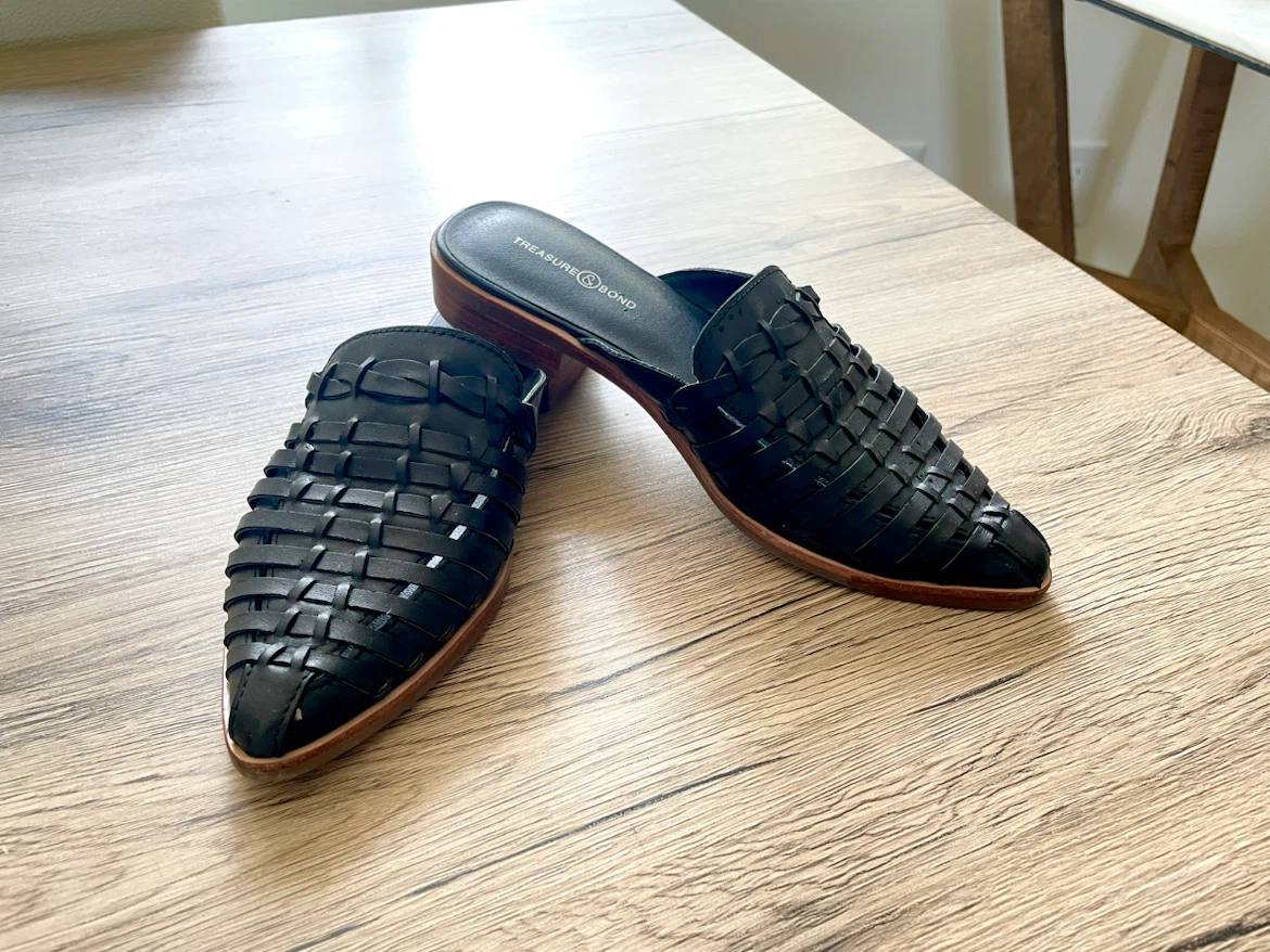 Shoes 1 pairs black 1 pairs blue
