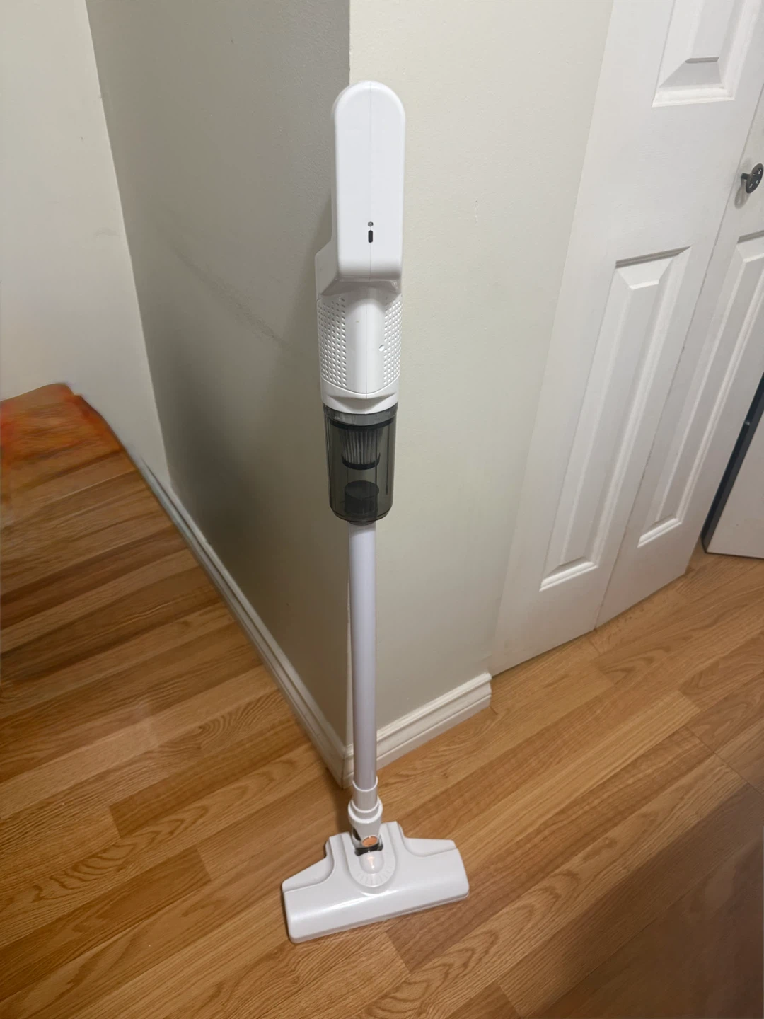 White Stick Vacuum Cleaner - photo 2