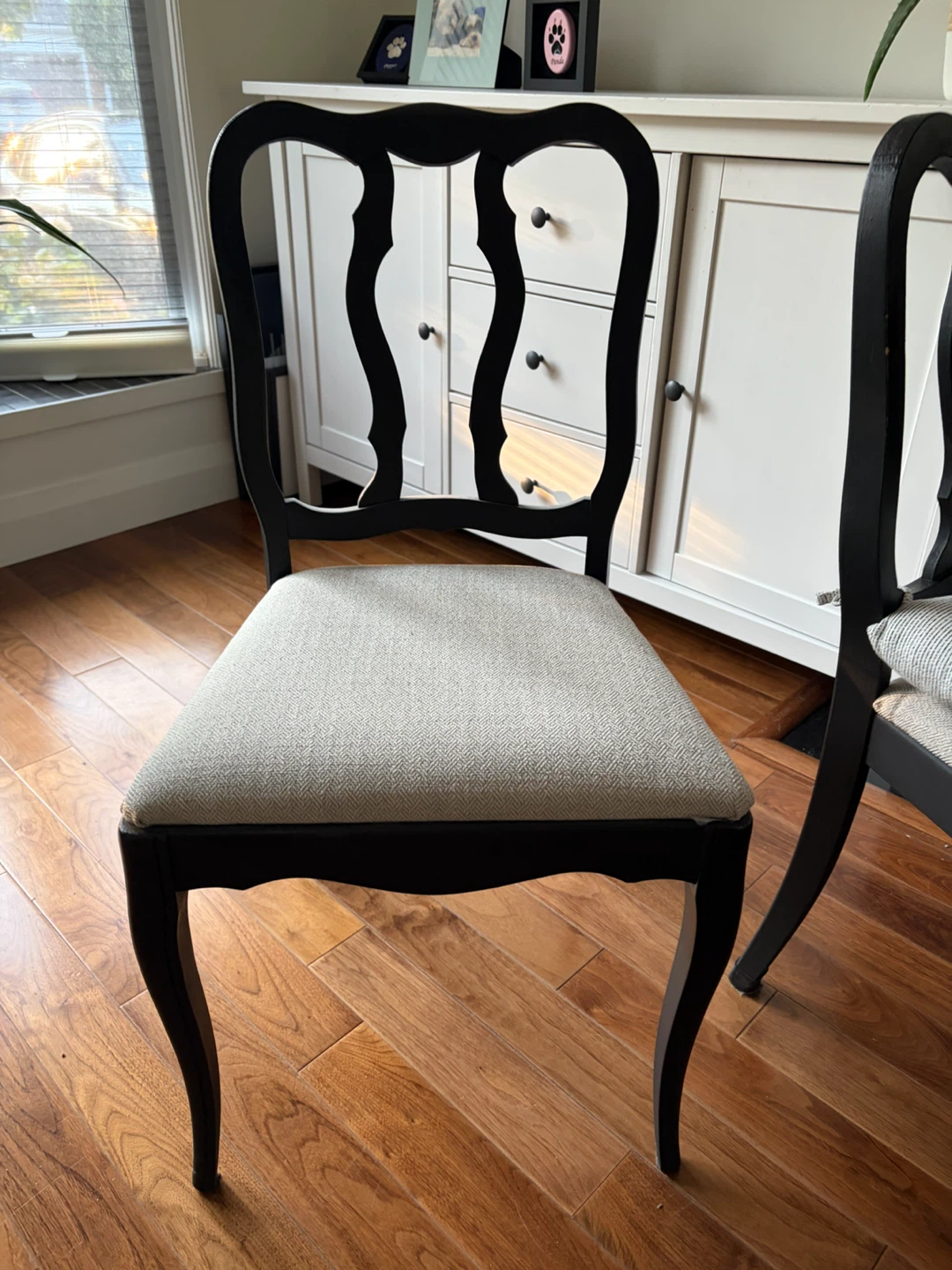 Selling a set 6 chairs and a dining table solid wood