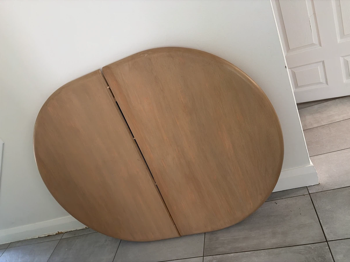 Selling a set 6 chairs and a dining table solid wood - photo 4