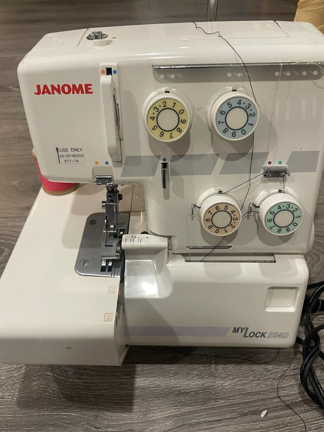 Janome 204D serger/overlocker sewing machine - photo 2