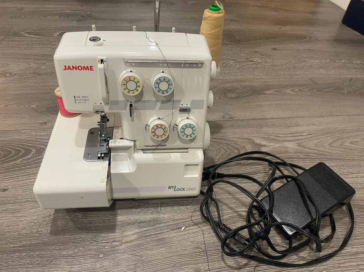 Janome 204D serger/overlocker sewing machine - photo 4