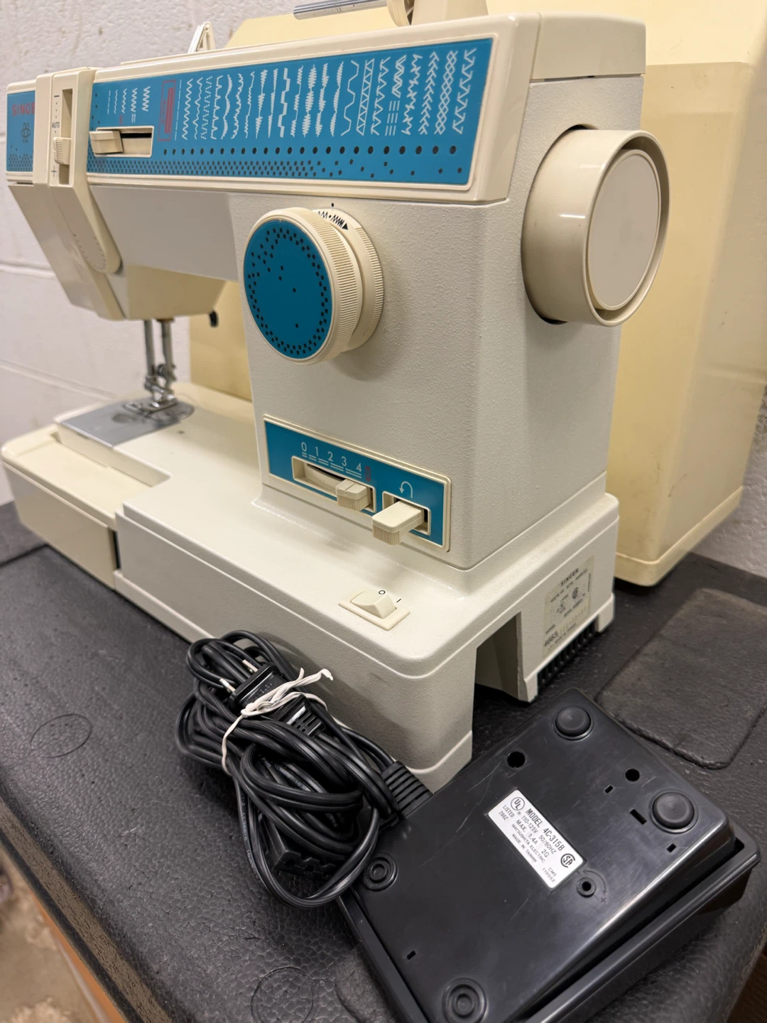 Singer Model 4663 electronic sewing machine. - photo 2