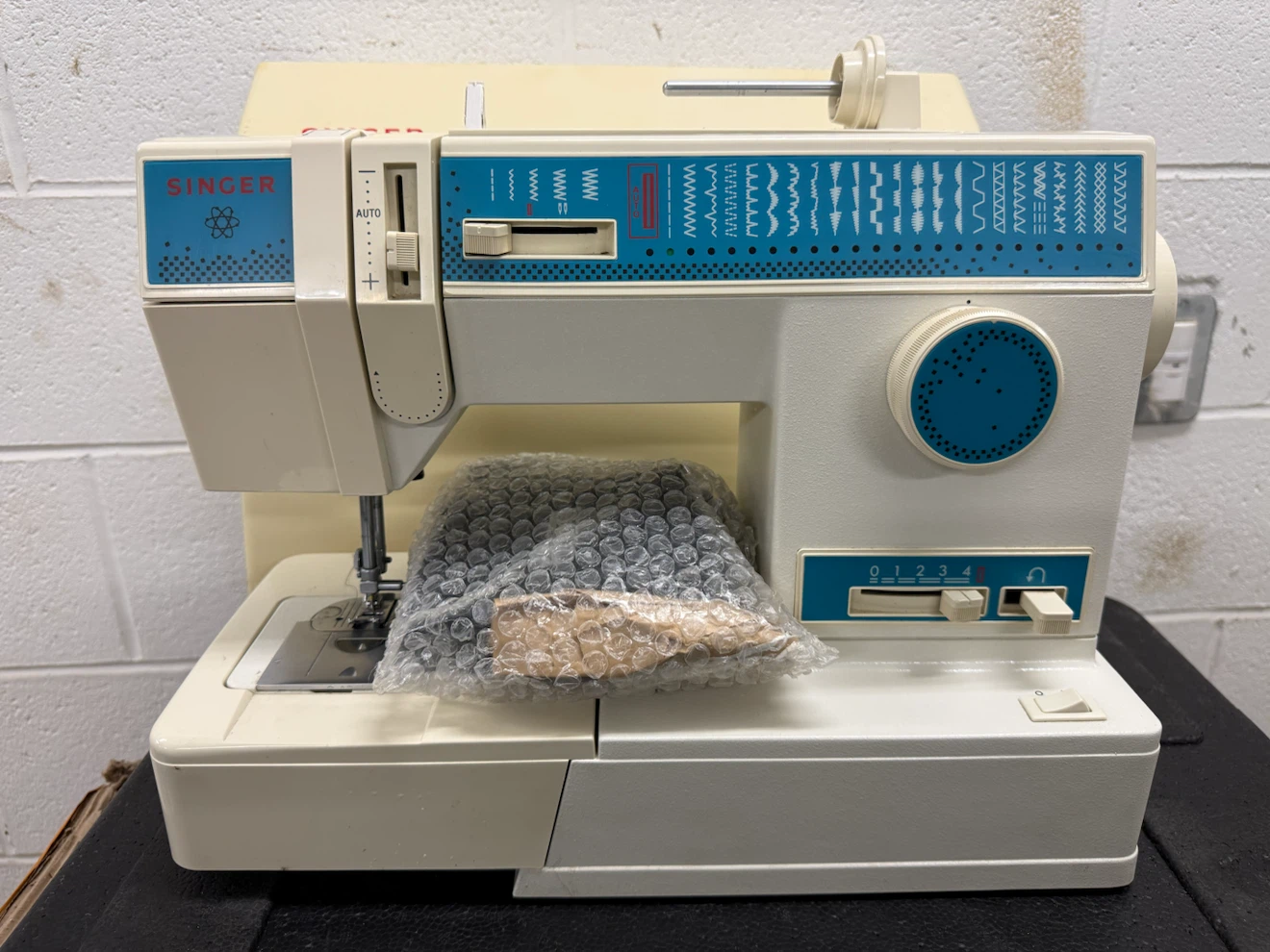 Singer Model 4663 electronic sewing machine. - photo 3