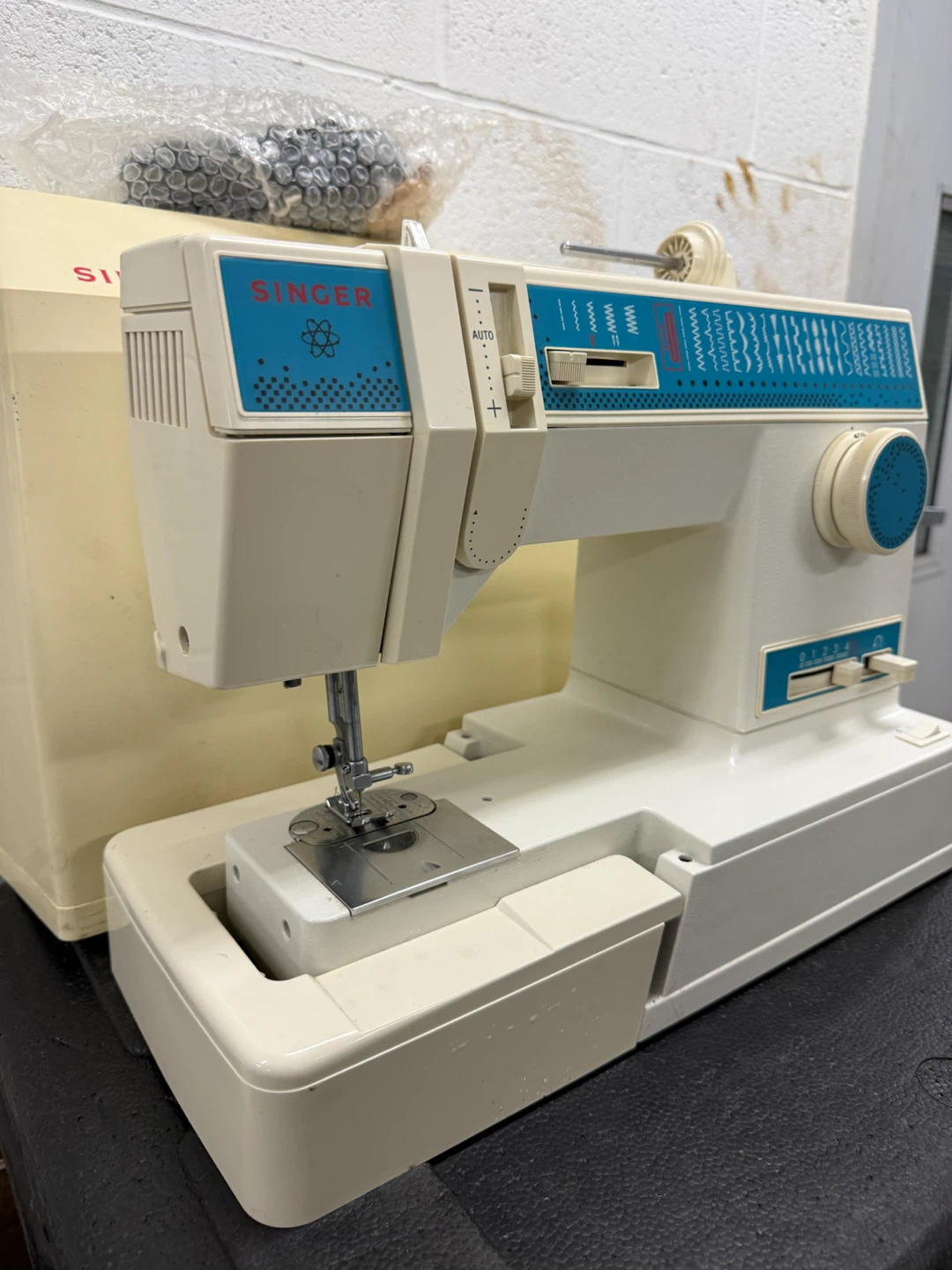 Singer Model 4663 electronic sewing machine. - photo 5