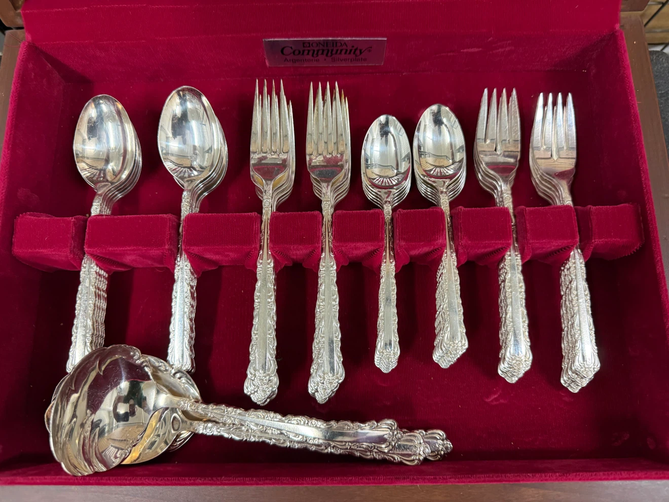 Oneida Community Silverplate Cutlery Set with Case - photo 2