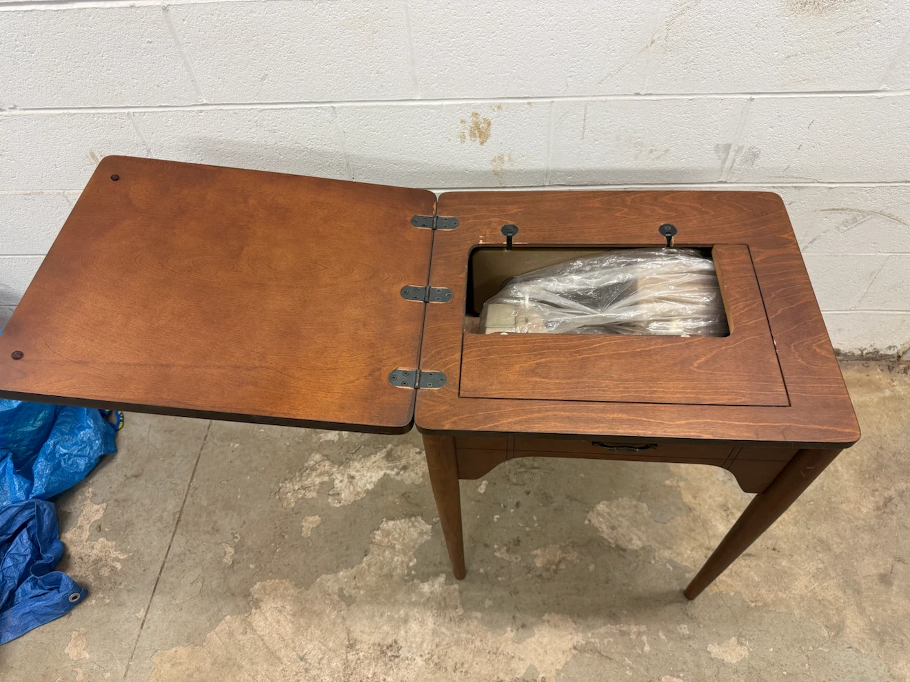 1960s Japanese-made all-metal zig-zag sewing machine - photo 3