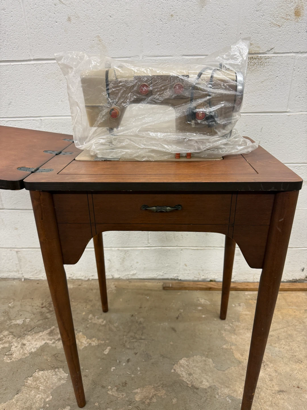 1960s Japanese-made all-metal zig-zag sewing machine - photo 4