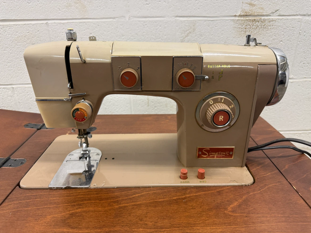 1960s Japanese-made all-metal zig-zag sewing machine - photo 5