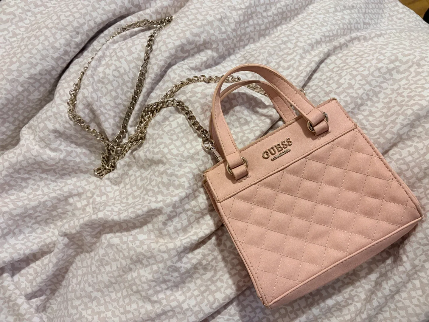 Woman’s Guess Purse with chain