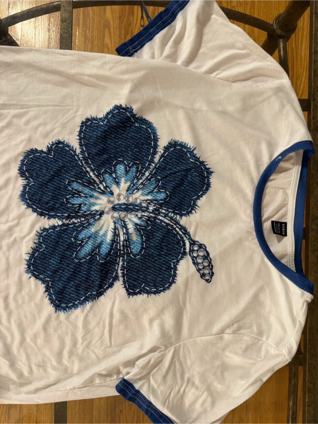 SHEIN White T-Shirt with Blue Flower Graphic - Size L - photo 3