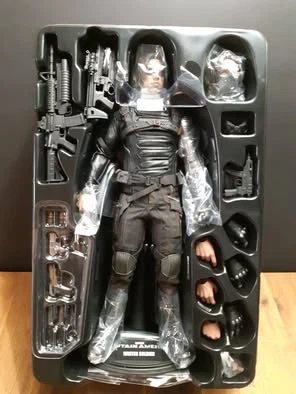 Hot Toys 1/6 scale Winter Soldier Collectible Figure - photo 4