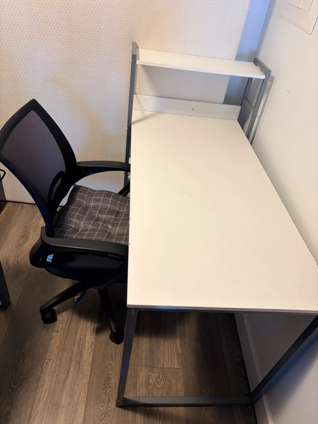 White home work/office desk with Chair