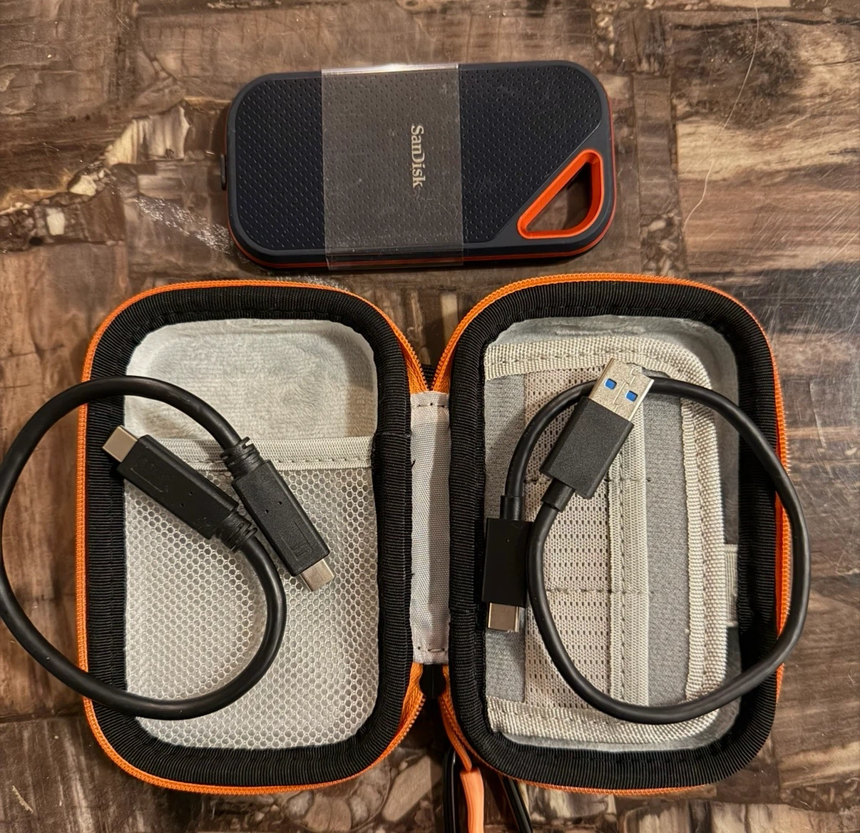SanDisk Extreme Pro portable NVME SSD, WITH ACCESSORIES