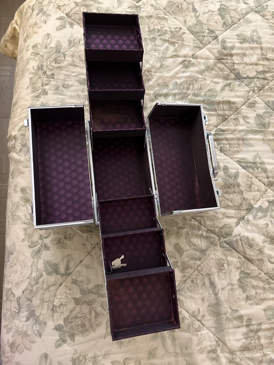 White Embossed Makeup Train Case - photo 3